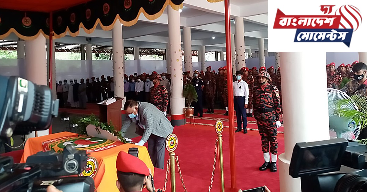 ফায়ার ফাইটারদের শ্রদ্ধা জানাচ্ছেন স্বরাষ্ট্রমন্ত্রী