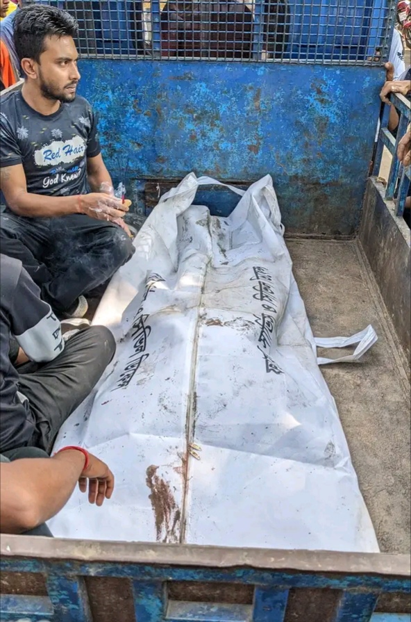 নিহত যুবকের লাশ
