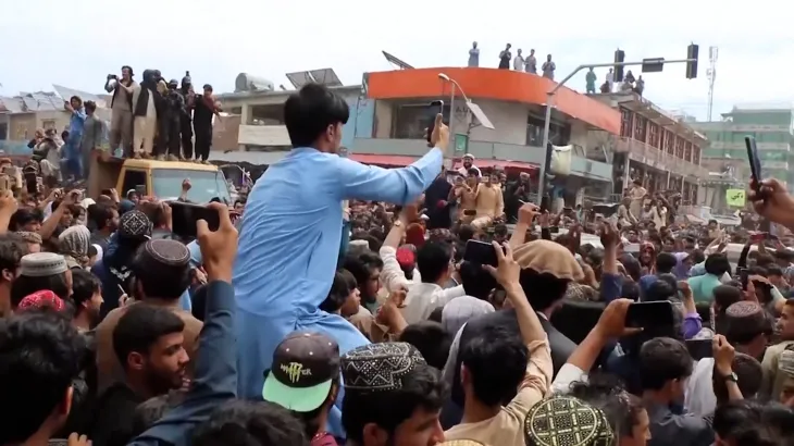 ঐতিহাসিক জয় উদযাপন করতে রাস্তায় আফগানরা (সংগৃহীত ছবি)