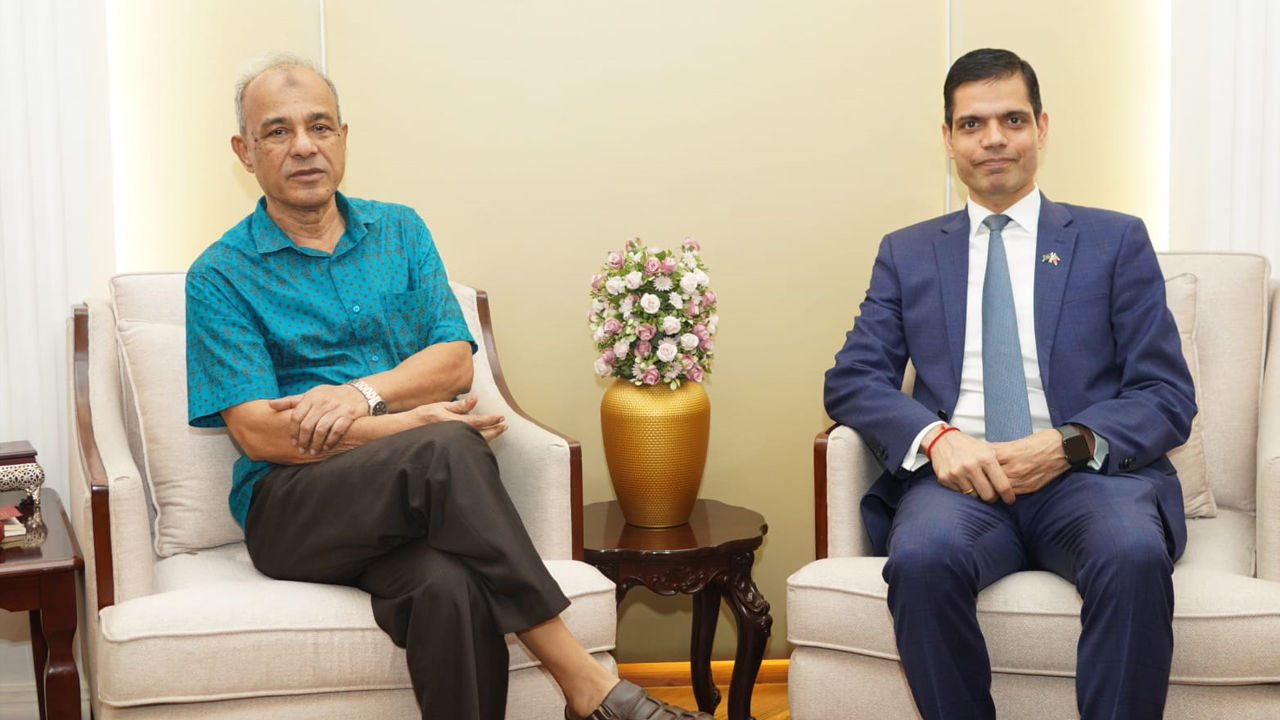 স্বরাষ্ট্র উপদেষ্টা ও নেপালের রাষ্ট্রদূত (সংগৃহীত ছবি)