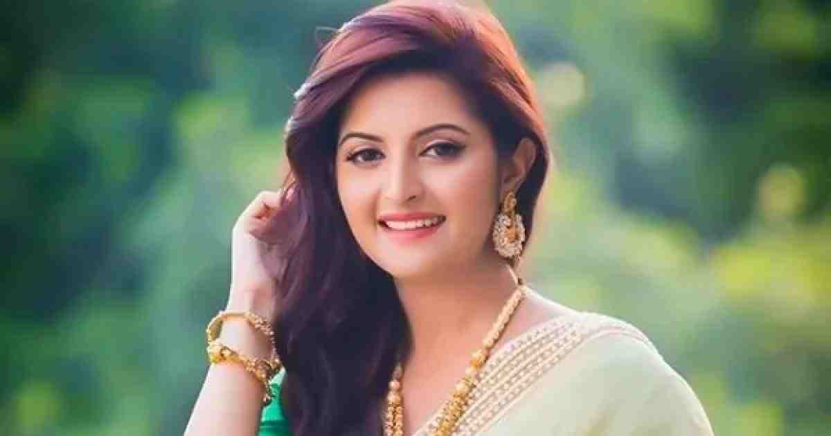ভুবন ভোলানো হাসির আড়ালে পরীমনি (সংগৃহীত)